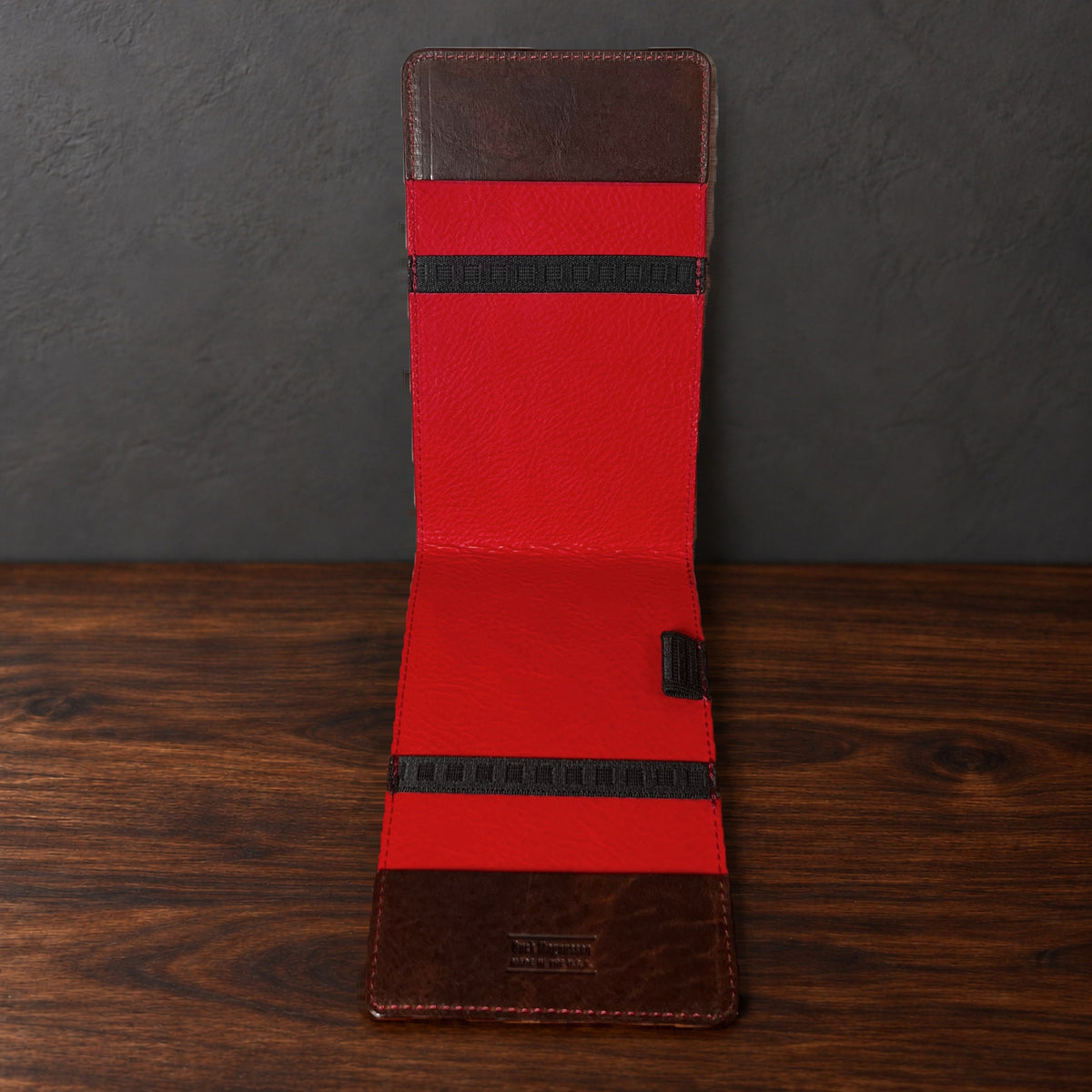 Inside the Oakmont Pro yardage book cover: red interior, elastics at the top and bottom and a pencil loop
